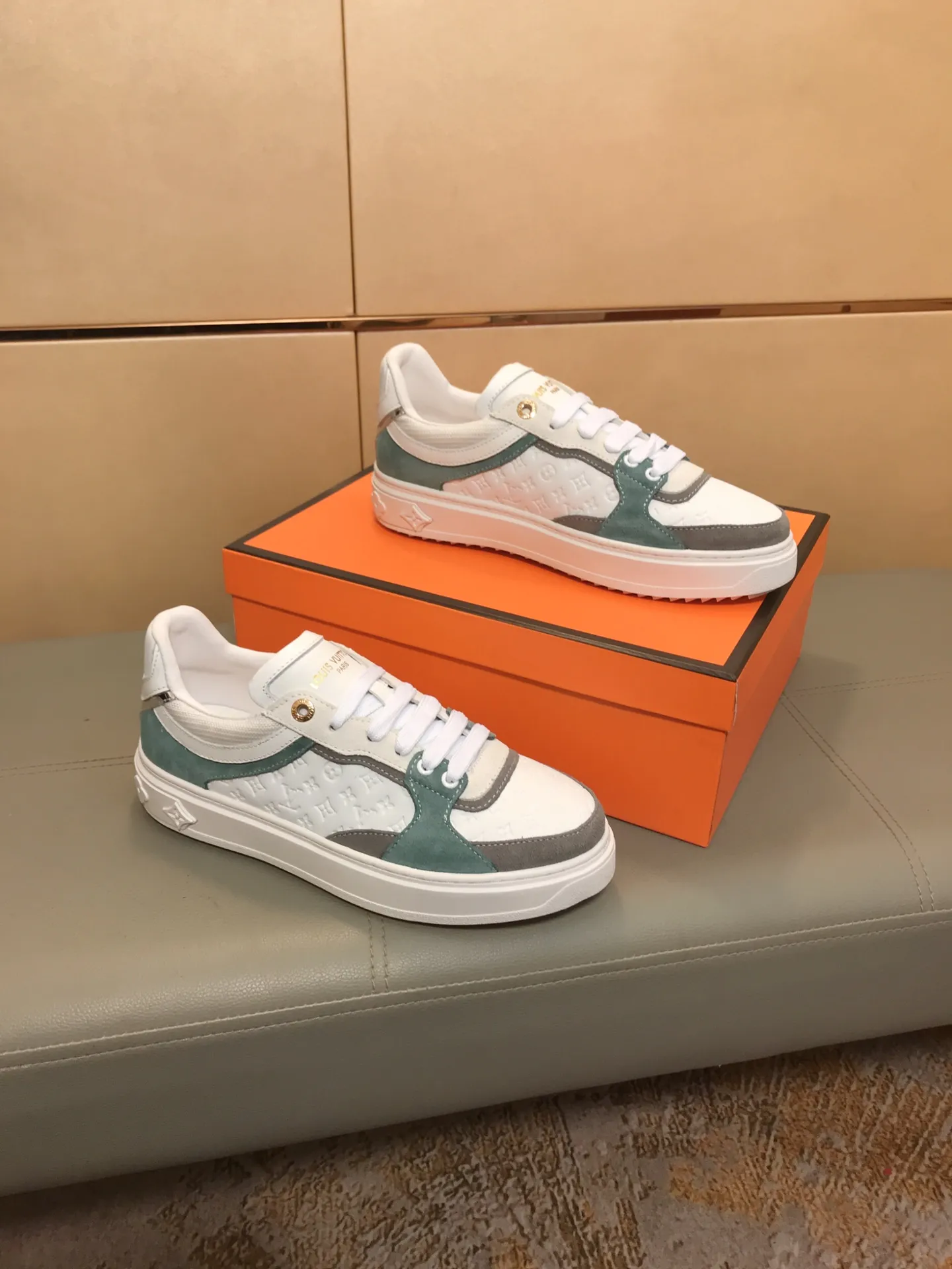 Ex-factory price 400 🔥🔥 New model on the market [LV Louis Vuitton] The latest high-quality men's casual shoes, European and American trends 🔰 Perfectly blend noble quality and fashionable texture 💋💋 The upper is made of imported cowhide + brand embossing, sheepskin lining, the overall fashion personality is set off to set off your uniqueness! Classic style, cool and stylish trendy male image🌹 38-44👣